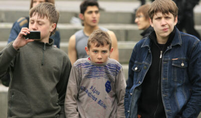 «Я нюхал клей»: дети 11-12 лет имеют больше вредных привычек, чем думают их родители