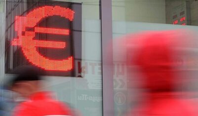 Курс евро на российском рынке опустился ниже 90 рублей впервые с 10 июля